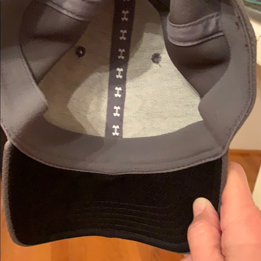 Under Armour Cap - Picture 2 of 5
